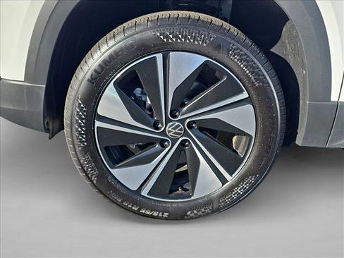 Used 2024 Volkswagen Taos SE image 25