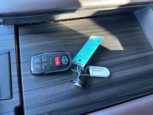 Used 2022 Toyota Sienna Platinum image 32