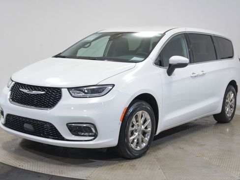 Used 2023 Chrysler Pacifica Touring-L AWD/4WD image 9