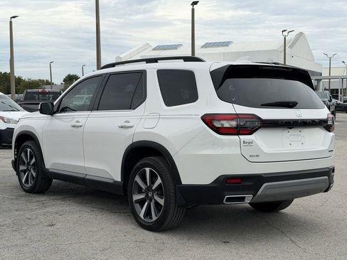 Used 2025 Honda Pilot Touring image 7
