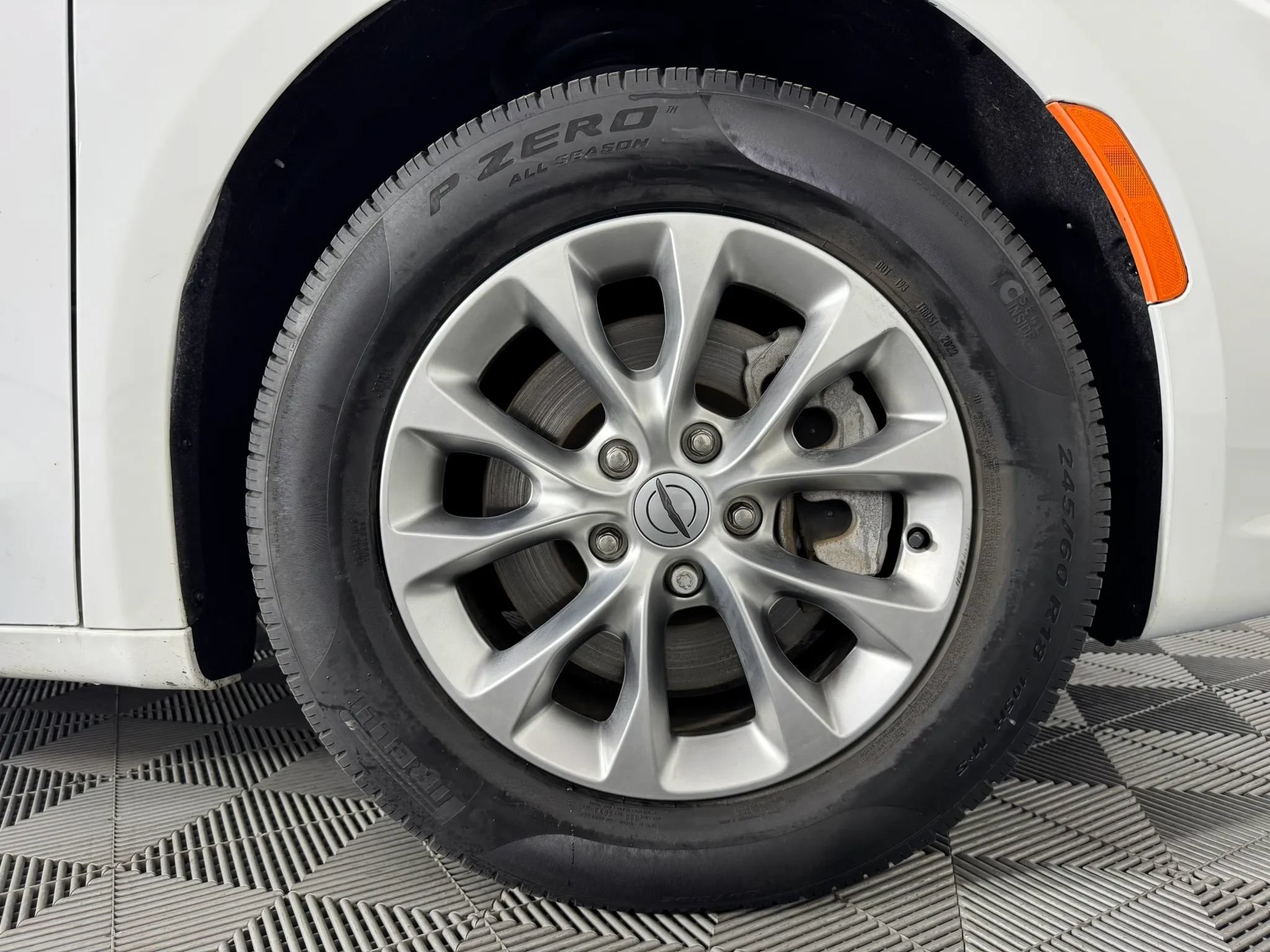 Used 2024 Chrysler Pacifica Touring-L AWD/4WD image 47