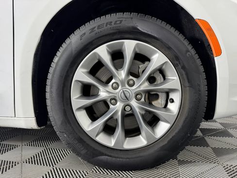 Used 2024 Chrysler Pacifica Touring-L AWD/4WD image 47
