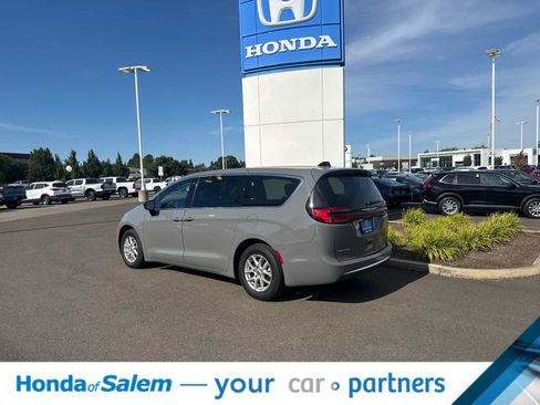 Used 2025 Chrysler Pacifica Select FWD image 4