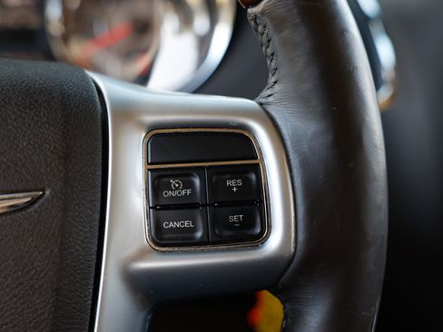 Used 2012 Chrysler Town & Country Limited image 28