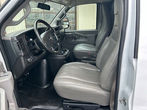 Used 2023 GMC Savana 2500 w/ Driver Convenience Package image 9