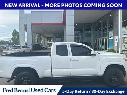 Certified 2022 Toyota Tacoma SR w/ SR Convenience Package AWD/4WD image 2