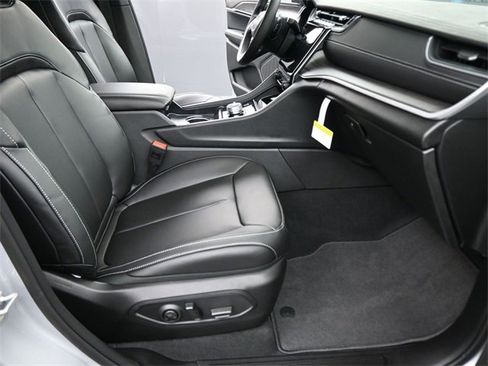 New 2025 Jeep Grand Cherokee Limited image 35