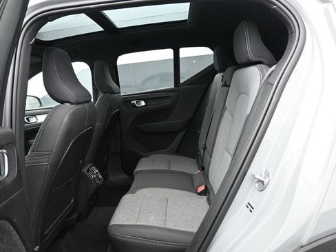 Used 2025 Volvo XC40 B5 Core image 15