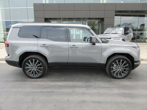 Used 2026 Lexus GX 550 w/ Accessory Package (2T) AWD/4WD image 11