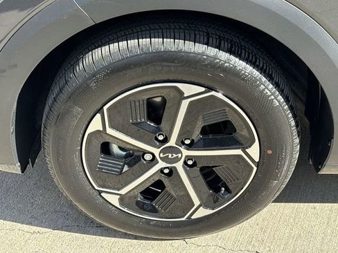Certified 2025 Kia Niro EX image 13