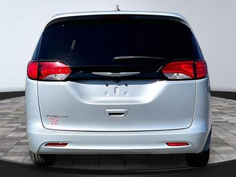 Used 2022 Chrysler Voyager LX image 4