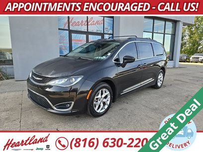 Used 2017 Chrysler Pacifica Touring-L w/ Tire & Wheel Group
