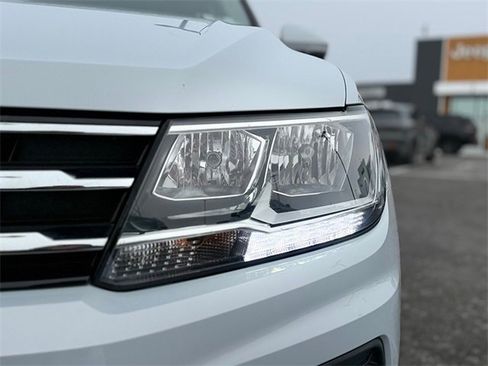 Used 2018 Volkswagen Tiguan SE w/ Panoramic Sunroof Package image 25