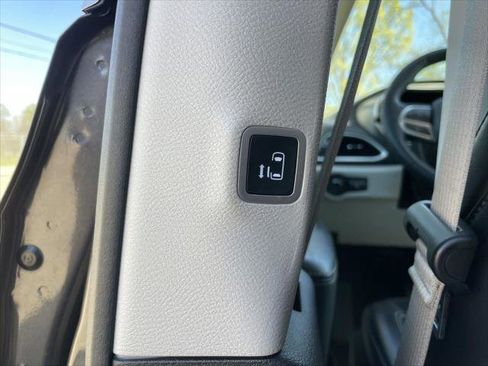 Used 2023 Chrysler Pacifica Touring-L FWD image 44