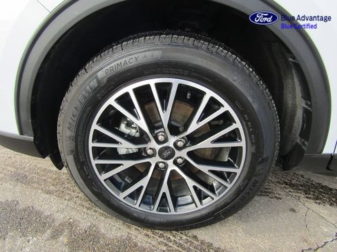 Certified 2025 Ford Escape SE FWD image 10