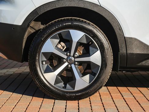 Used 2025 Volvo XC40 B5 Plus image 9