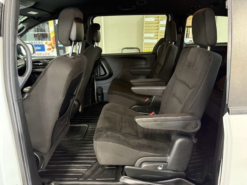 Used 2018 Dodge Grand Caravan SE FWD image 12