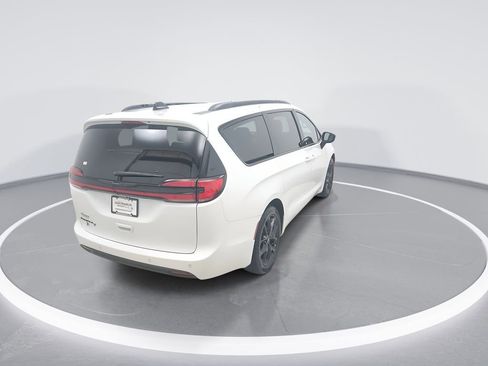 Used 2024 Chrysler Pacifica Touring-L w/ S Appearance Package FWD image 7