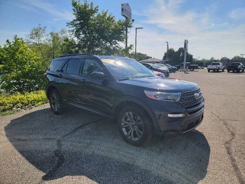 Used 2023 Ford Explorer XLT w/ Equipment Group 202A AWD/4WD image 3