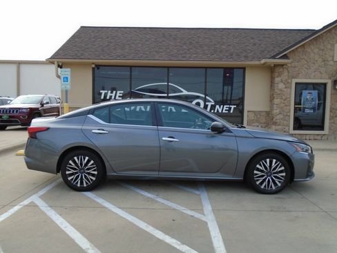 Used 2024 Nissan Altima 2.5 SV FWD image 5