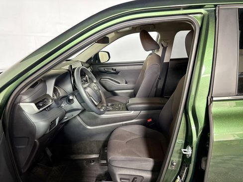 Used 2023 Toyota Highlander L image 11