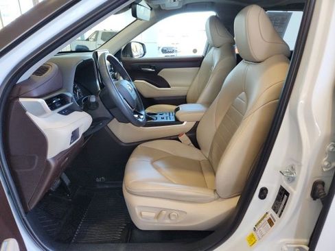 Certified 2021 Toyota Highlander XLE image 17