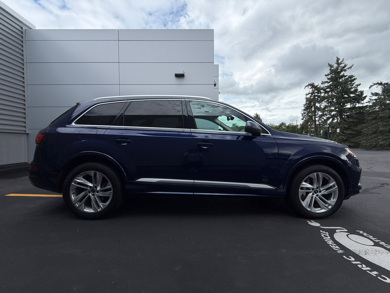 Used 2021 Audi Q7 3.0T Premium Plus w/ Premium Plus Package AWD/4WD image 9