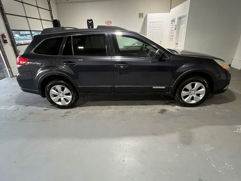Used 2011 Subaru Outback 2.5i Premium image 2