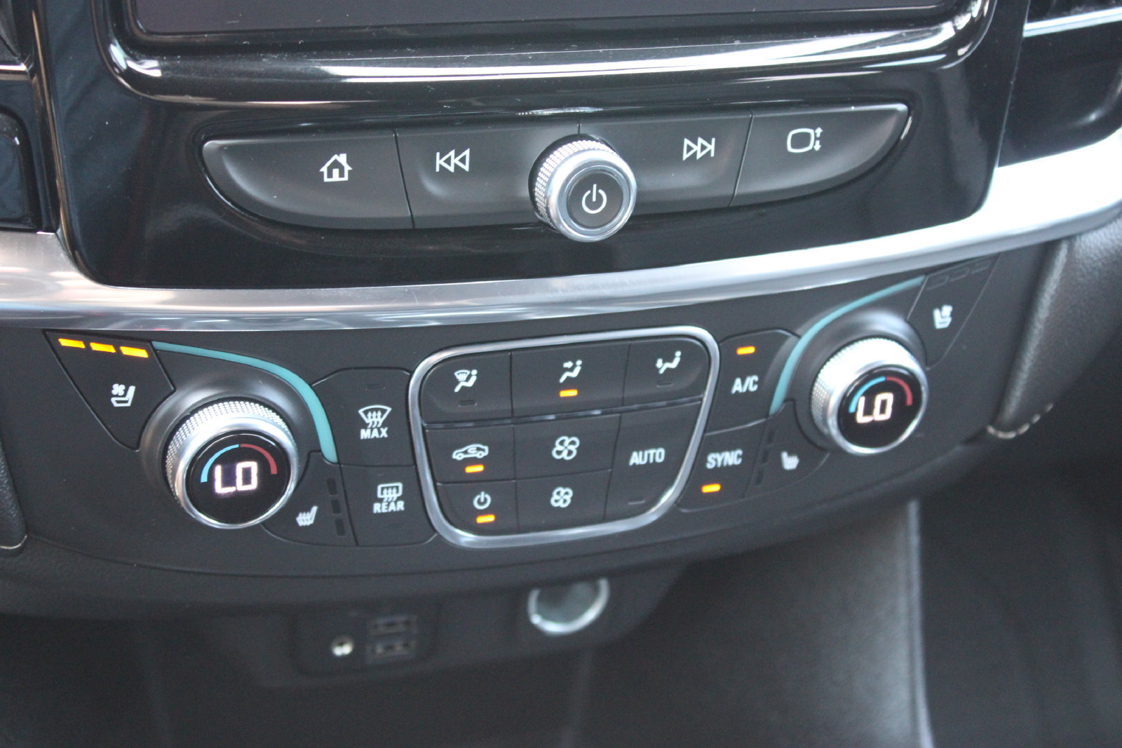 Used 2023 Chevrolet Traverse Premier w/ Redline Edition FWD image 17