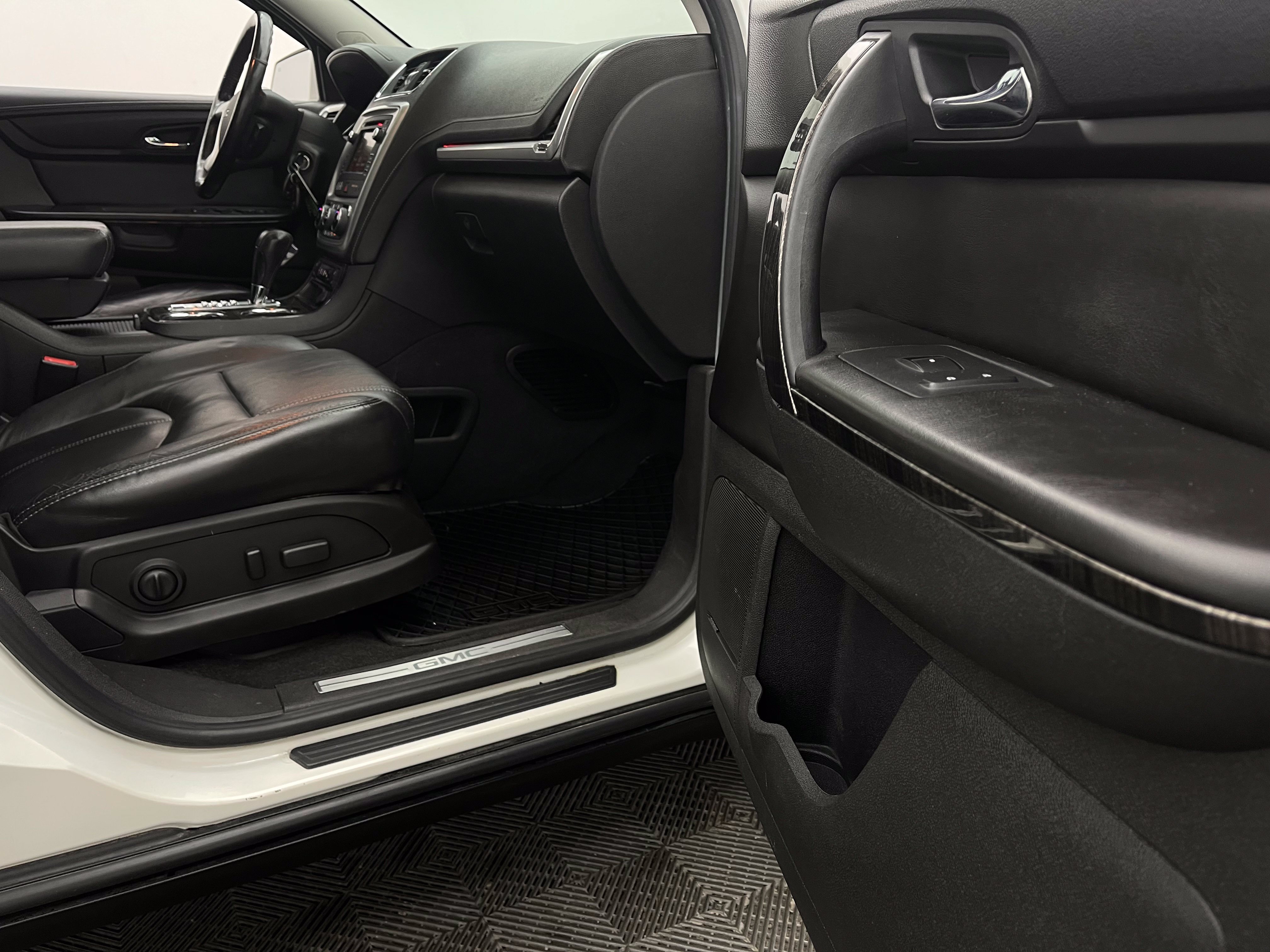Used 2015 GMC Acadia SLT FWD image 33