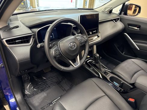 Used 2023 Toyota Corolla Cross XLE w/ Convenience Package image 28