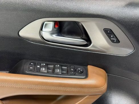 Used 2020 Chrysler Pacifica Limited FWD image 13