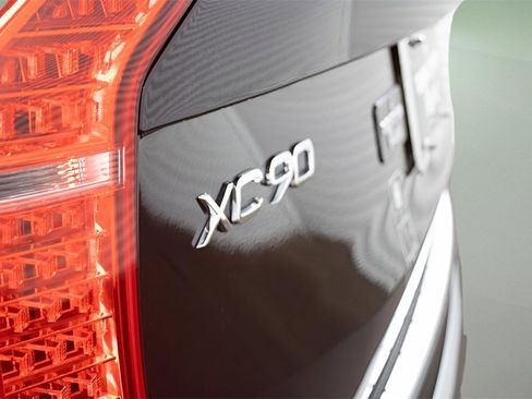 Certified 2025 Volvo XC90 T8 Plus w/ Protection Package Premier image 9