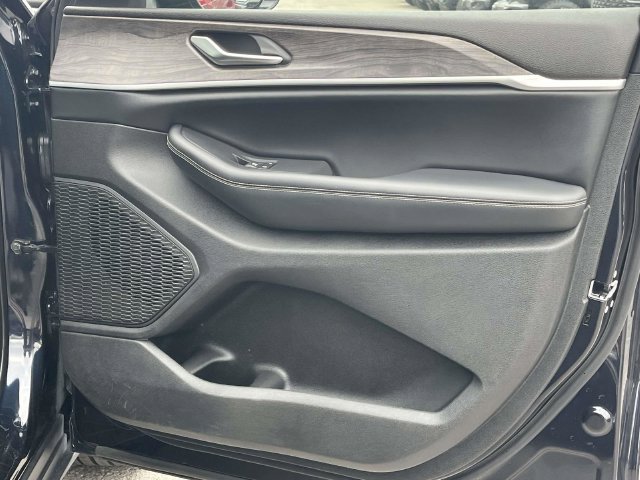 Used 2023 Jeep Grand Cherokee L Limited AWD/4WD image 28