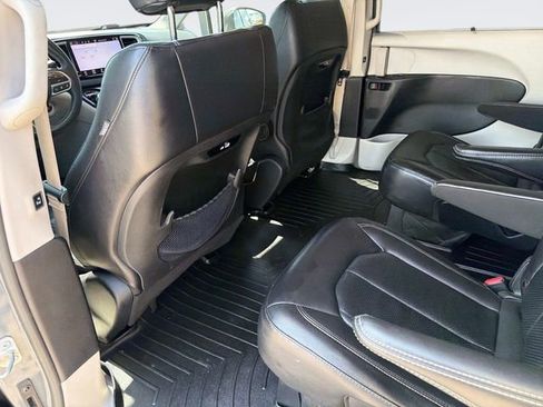 Used 2022 Chrysler Pacifica Touring-L FWD image 15