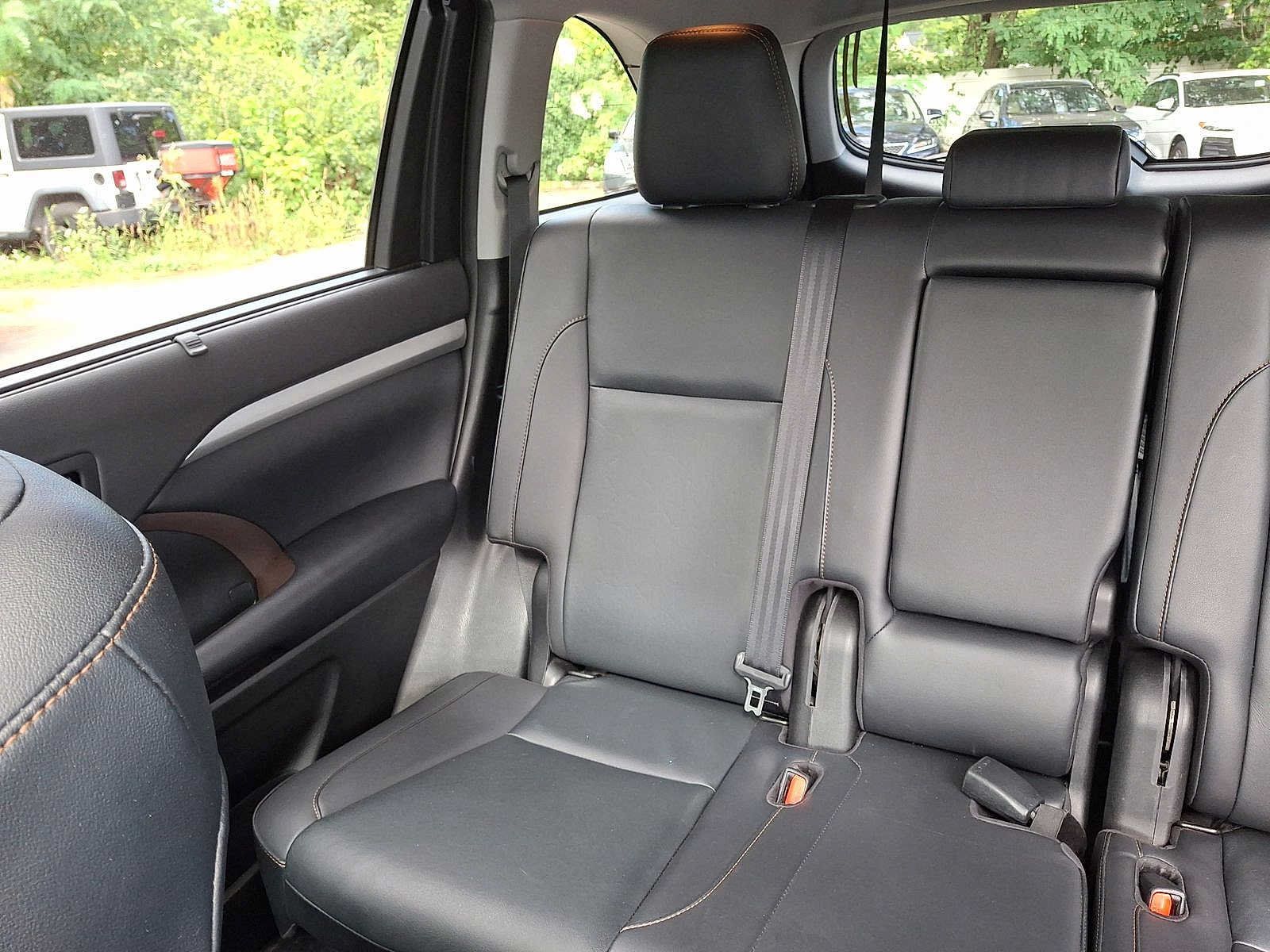 Used 2019 Toyota Highlander XLE AWD/4WD image 12