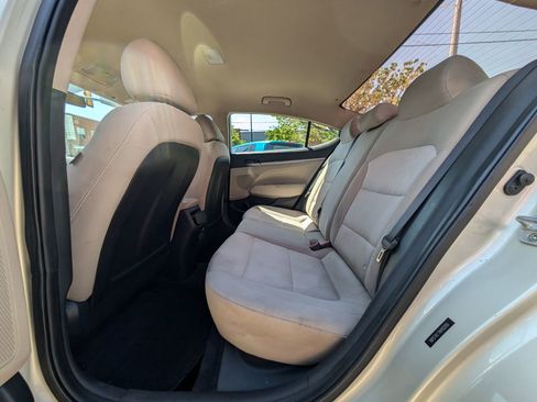 Used 2017 Hyundai Elantra SE FWD image 17