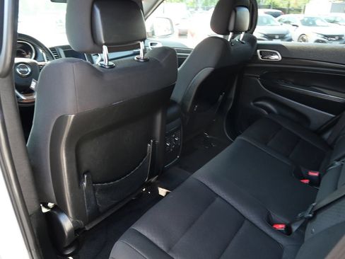 Used 2018 Jeep Grand Cherokee Laredo AWD/4WD image 22