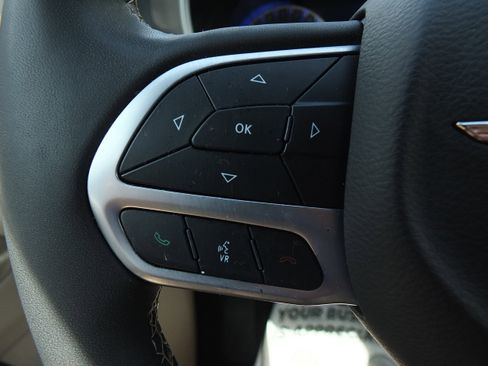 Used 2023 Chrysler Pacifica Touring-L FWD image 22