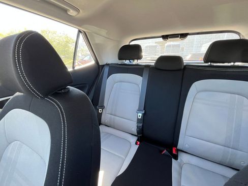 Used 2025 Hyundai Venue SEL image 38