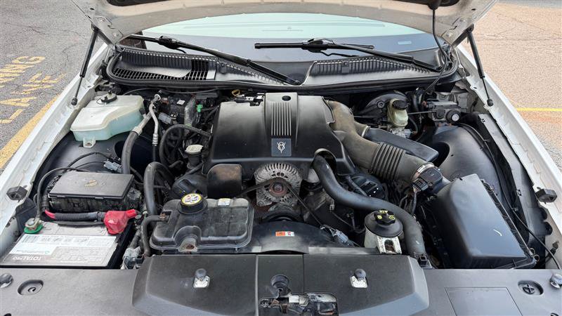 Used 2003 Lincoln Town Car Executive RWD image 8