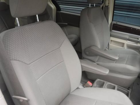 Used 2010 Chrysler Town & Country Touring image 27