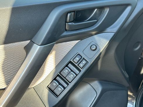 Used 2017 Subaru Forester 2.5i Premium image 18