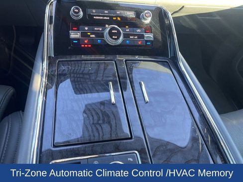 Used 2019 Lincoln Navigator Reserve image 18