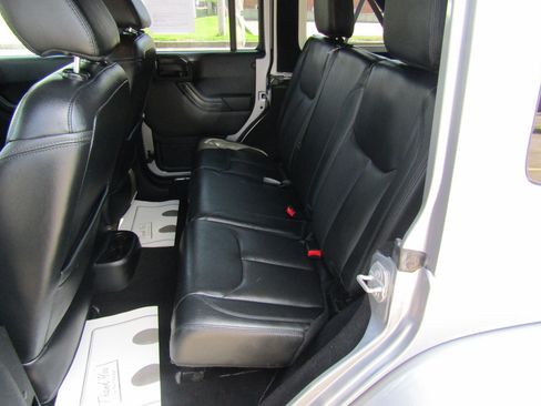 Used 2017 Jeep Wrangler Unlimited Sahara AWD/4WD image 16