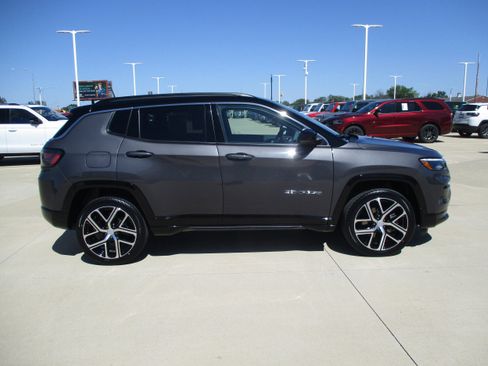 Used 2024 Jeep Compass Limited w/ Elite Group AWD/4WD image 8