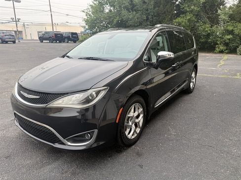 Used 2017 Chrysler Pacifica Limited FWD image 3