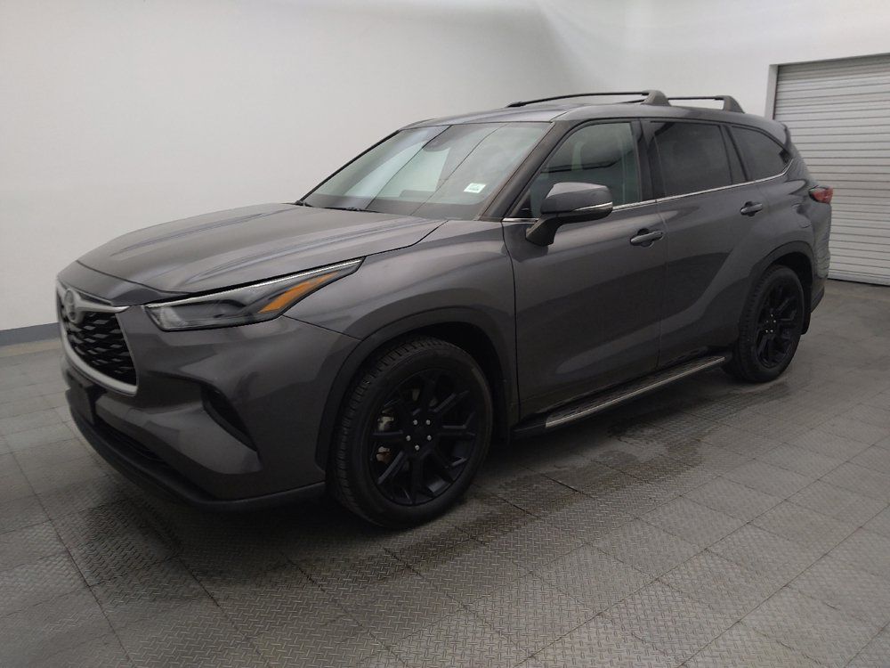 Used 2022 Toyota Highlander L FWD image 2
