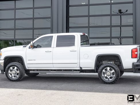 Used 2019 GMC Sierra 2500 SLT w/ Duramax Plus Package AWD/4WD image 5