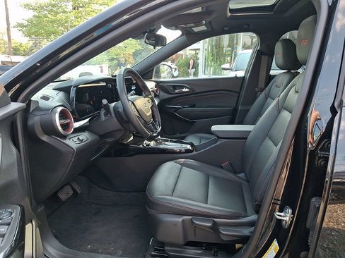 Used 2024 Chevrolet Trax RS w/ Sunroof Package FWD image 13
